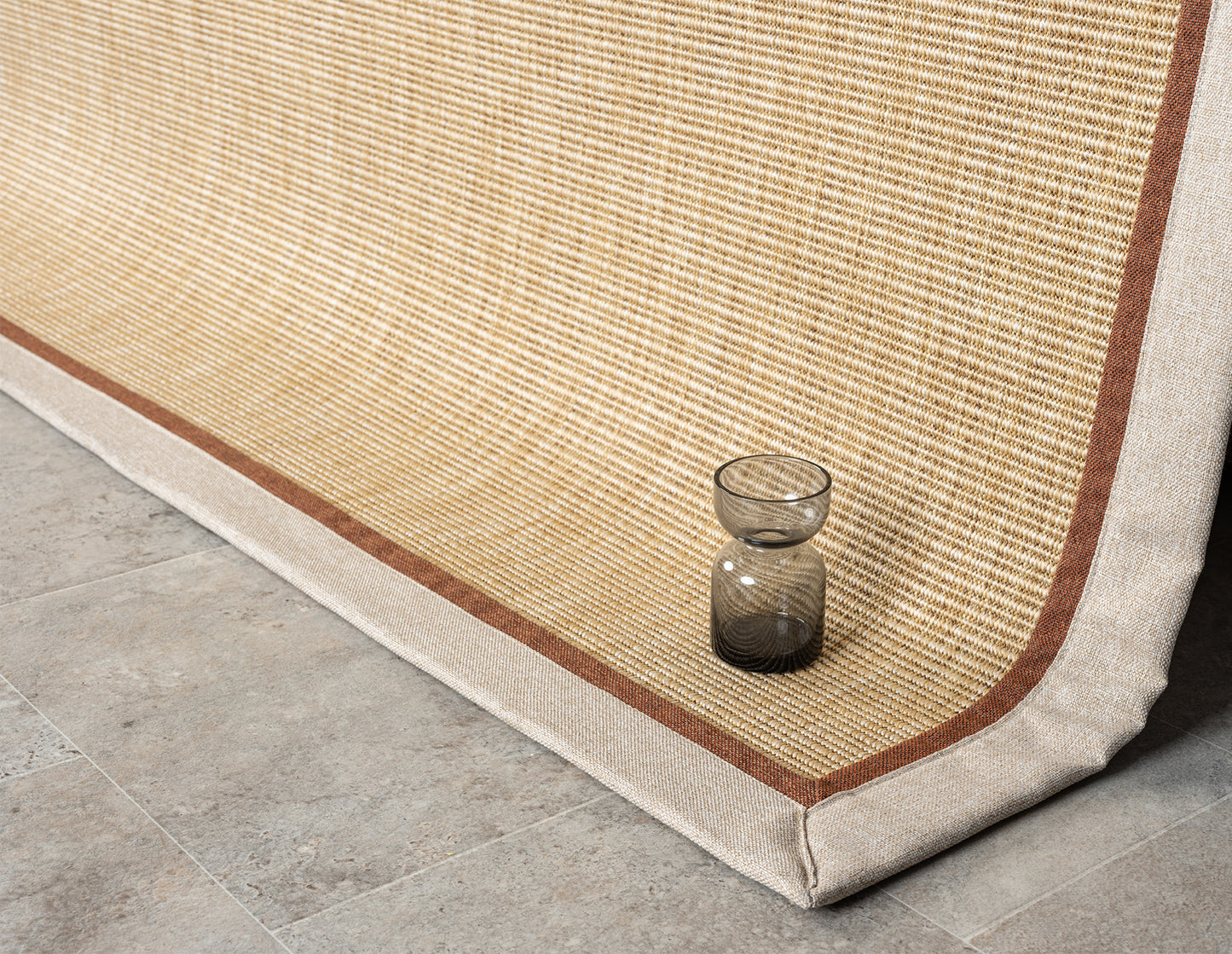 Krem Terracotta Çift Renk Kumaş Bordürlü Sisal Halı, HALI VAGONU kalitesiyle evinize zarif bir dokunuş getiriyor. Göz alıcı bej sisal halı, el yapımı özelliğiyle dayanıklı ve evcil hayvan dostu bir seçenek sunar. Kolay temizlenebilir yapısı sayesinde, şık ev dekoru için ideal bir tercih.