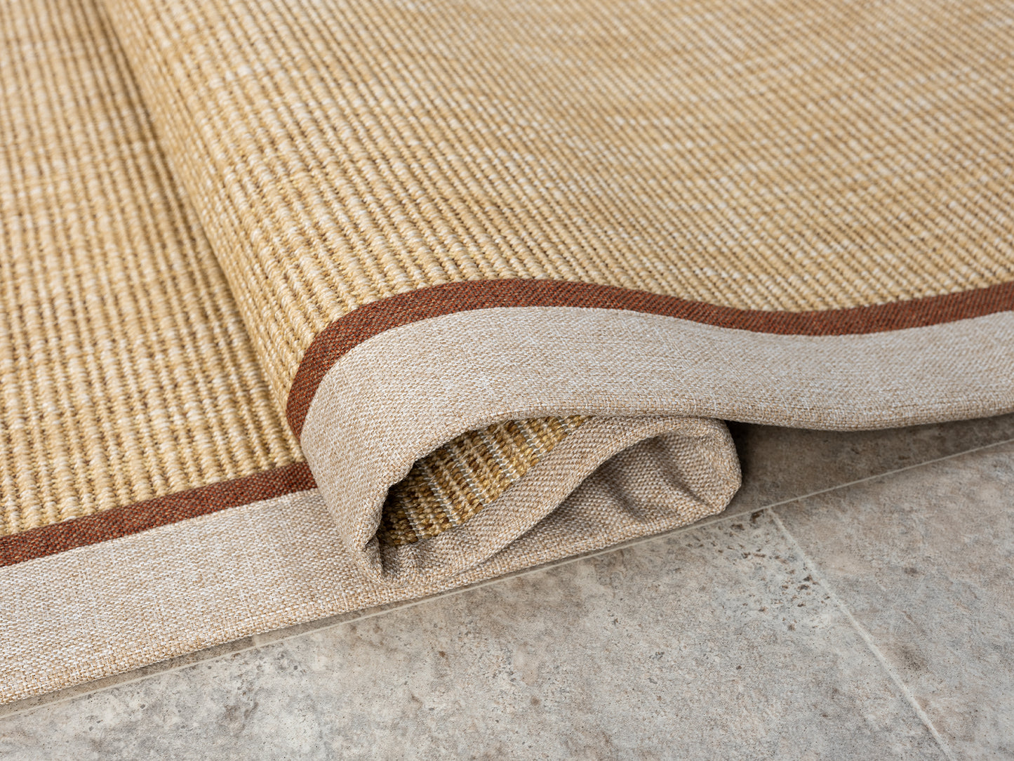 HALI VAGONU'nun Krem Terracotta Çift Renk Kumaş Bordürlü Sisal Halı, evinizin her köşesinde kullanılabilecek yüksek kaliteli bir halıdır. Bu dekoratif sisal halı, el yapımı ve kolay temizlenebilir olmasıyla dikkat çekiyor. Modern salon halısı ve ofis için mükemmel bir seçim.