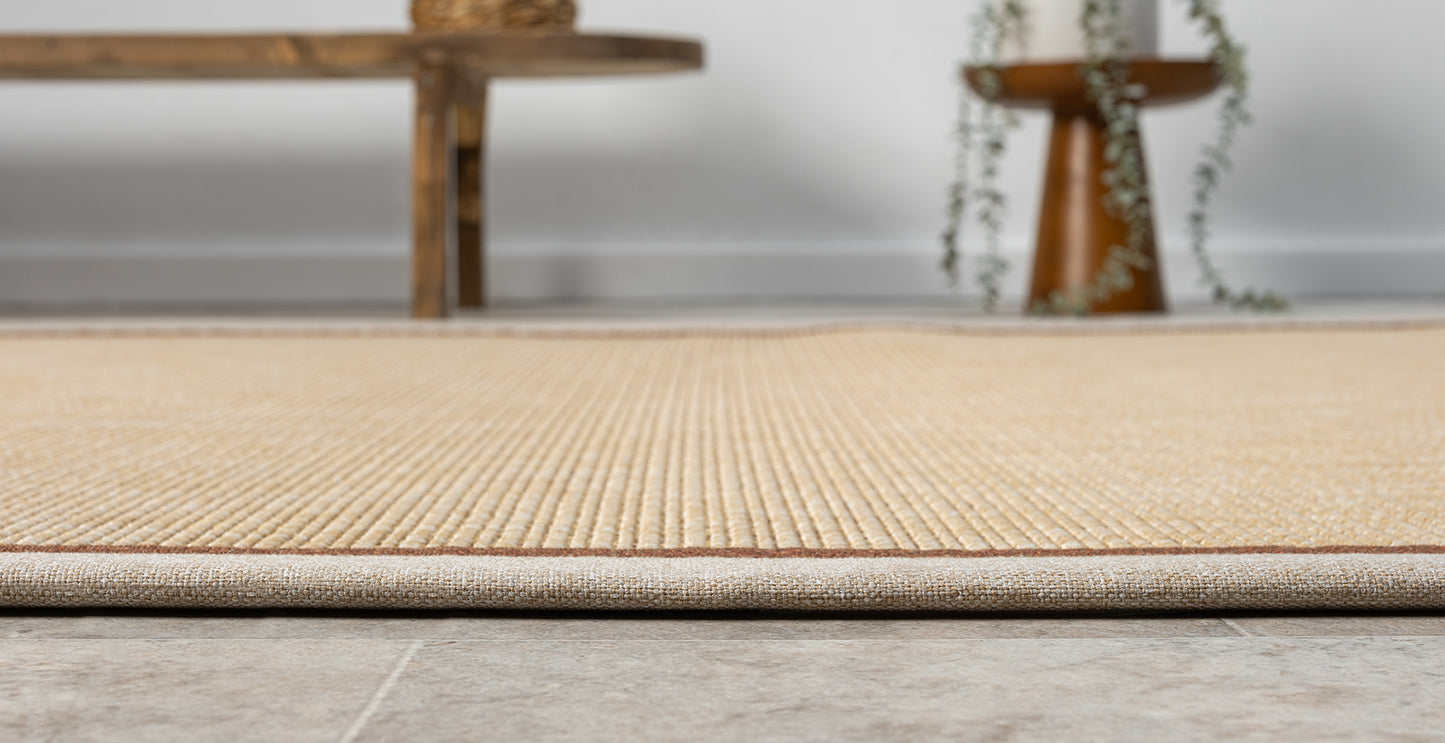 Krem Terracotta Çift Renk Kumaş Bordürlü Sisal Halı, HALI VAGONU garantisiyle şık bir ev dekoru sağlıyor. Bej sisal halı, dayanıklı yapısıyla evcil hayvan dostu ve kolay temizlenebilir özelliklere sahiptir. Özel ölçü halı arayanlar için ideal bir seçenek.