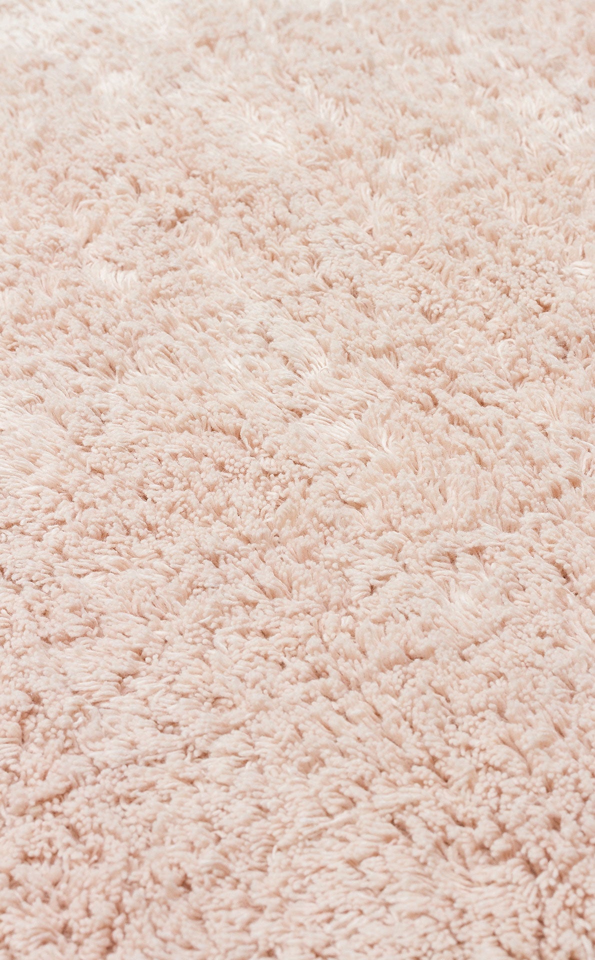 COTTON BOON CBN PLAIN BEIGE Yıkanabilir Kaymaz Tabanlı bebek halısının üzerinde yatan bebek.