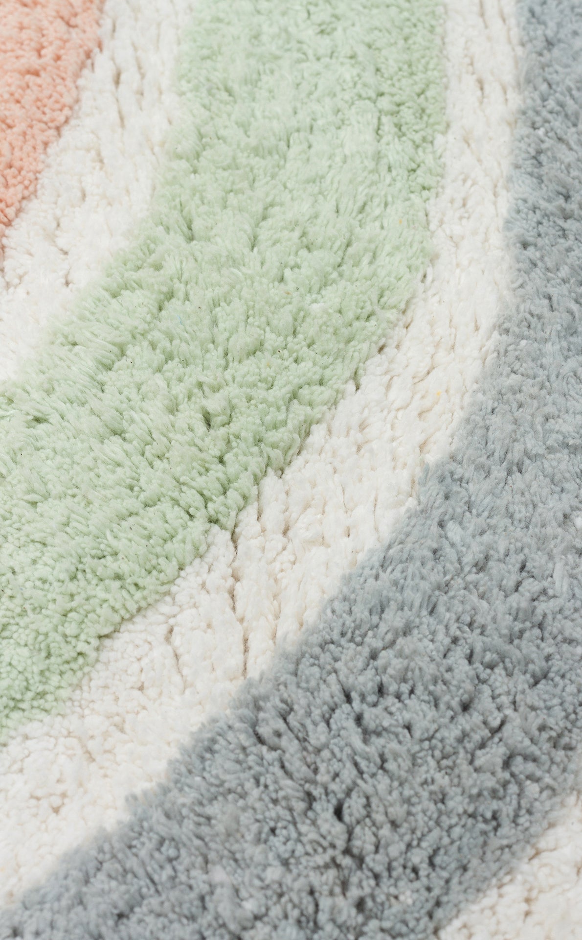 COTTON BOON XXW CBN 07 MULTY XXW bebek halısı, 15 mm hav yüksekliği ile yumuşak bir dokunuş sunarak çocuklar için ideal bir oyun alanı oluşturuyor.