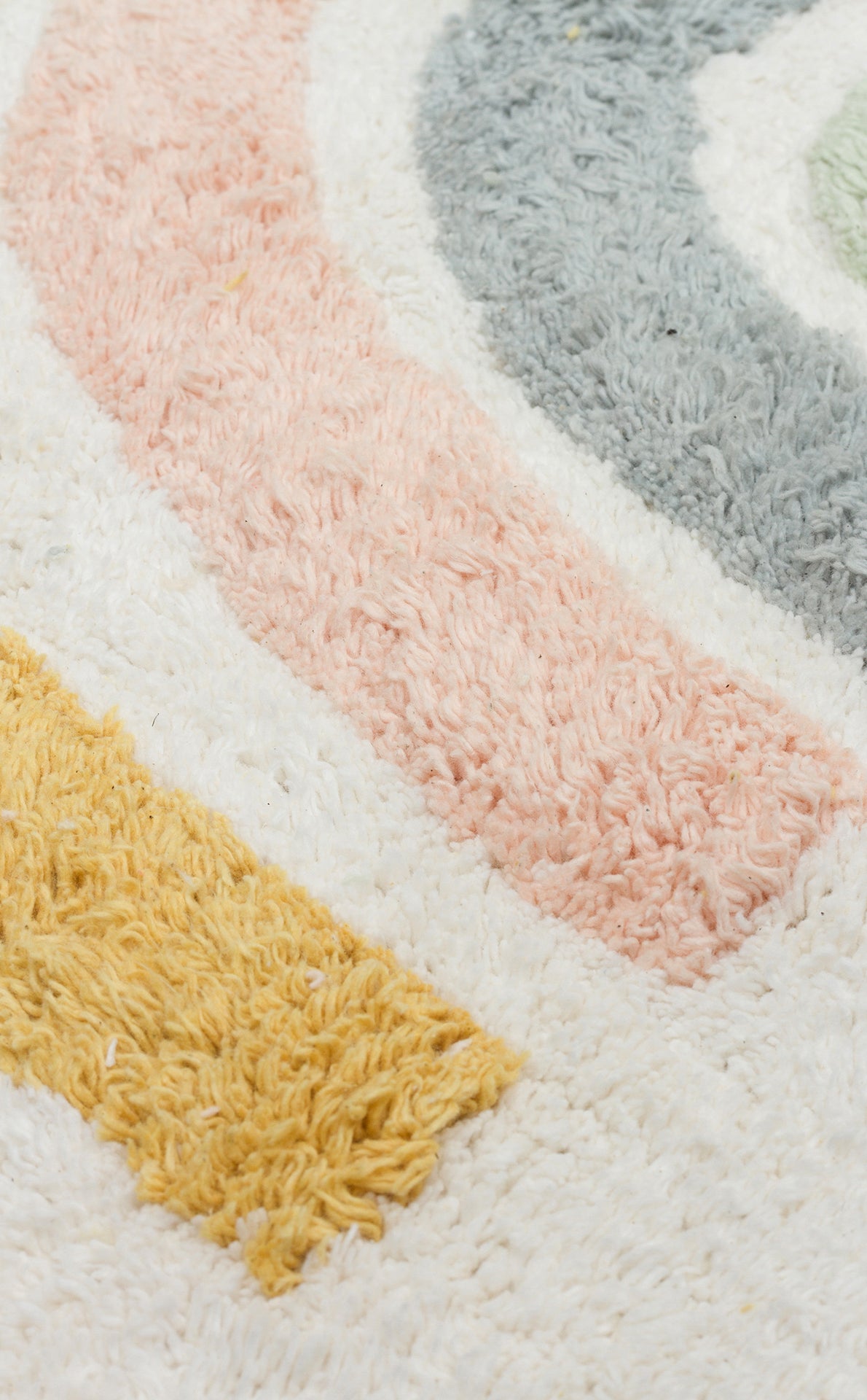 COTTON BOON XXW CBN 10 bebek halısının saçak detayları ve doğal dokusu, ev dekoruna sıcaklık katar.