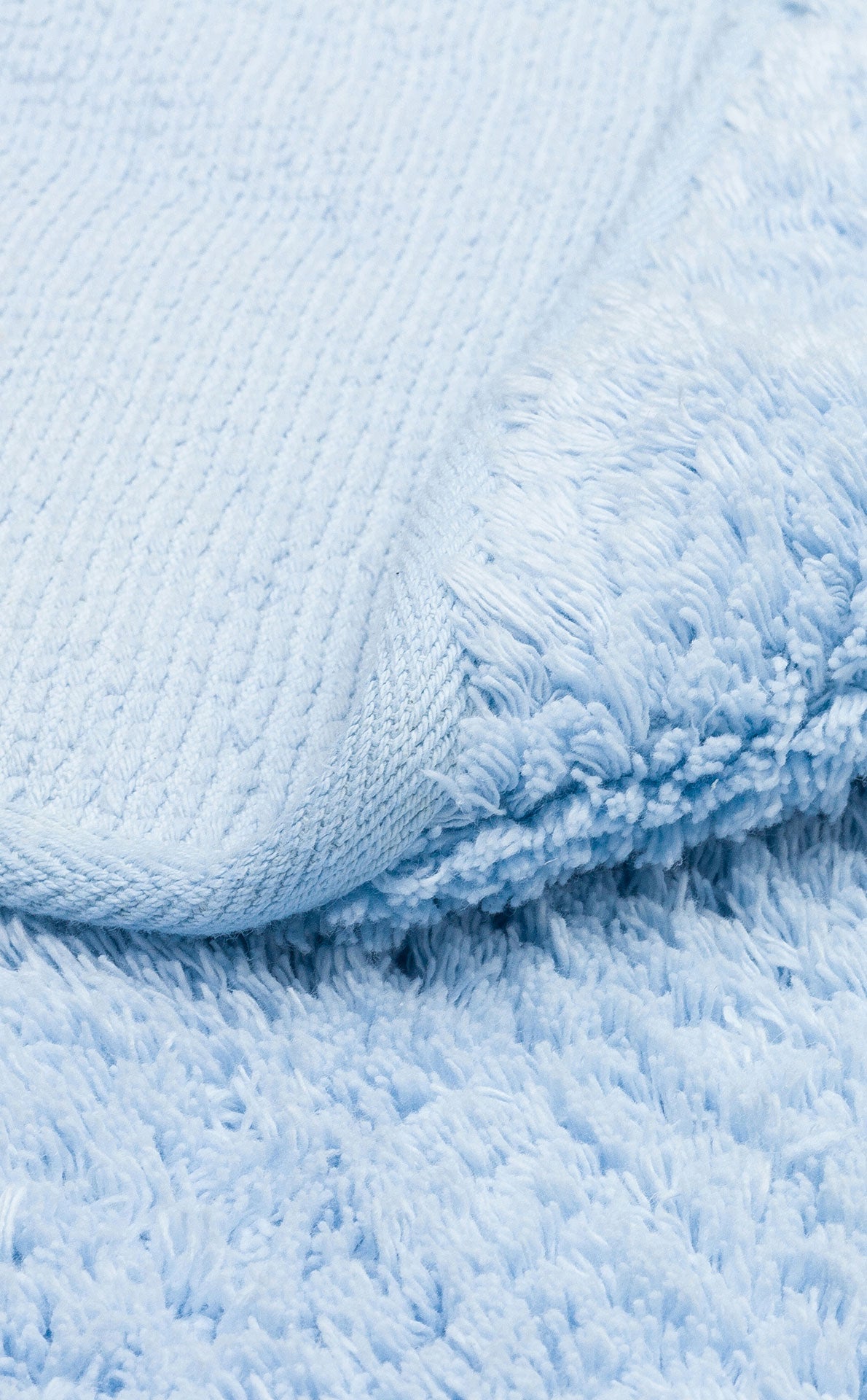 COTTON BOON CBN PLAIN BLUE Yıkanabilir Kaymaz Tabanlı Naturel Pamuk Bebek Halısı'nın kaymaz tabanı, ebeveynler için pratik bir kullanım sağlıyor.