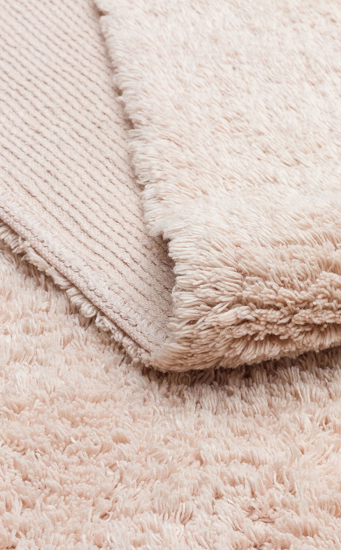 COTTON BOON CBN PLAIN BEIGE Yıkanabilir Kaymaz Tabanlı doğal pamuk bebek halısının renk ve doku ayrıntıları.