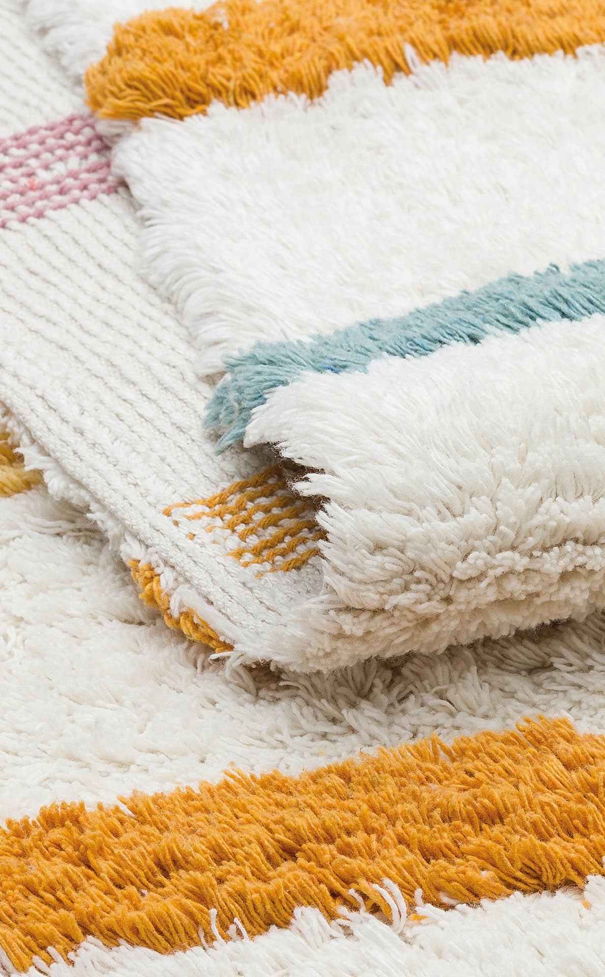 COTTON BOON XW CBN 03 MUTLY XW model yıkanabilir kaymaz tabanlı naturel pamuk bebek halısı üzerinde çocuk oyun oynarken.