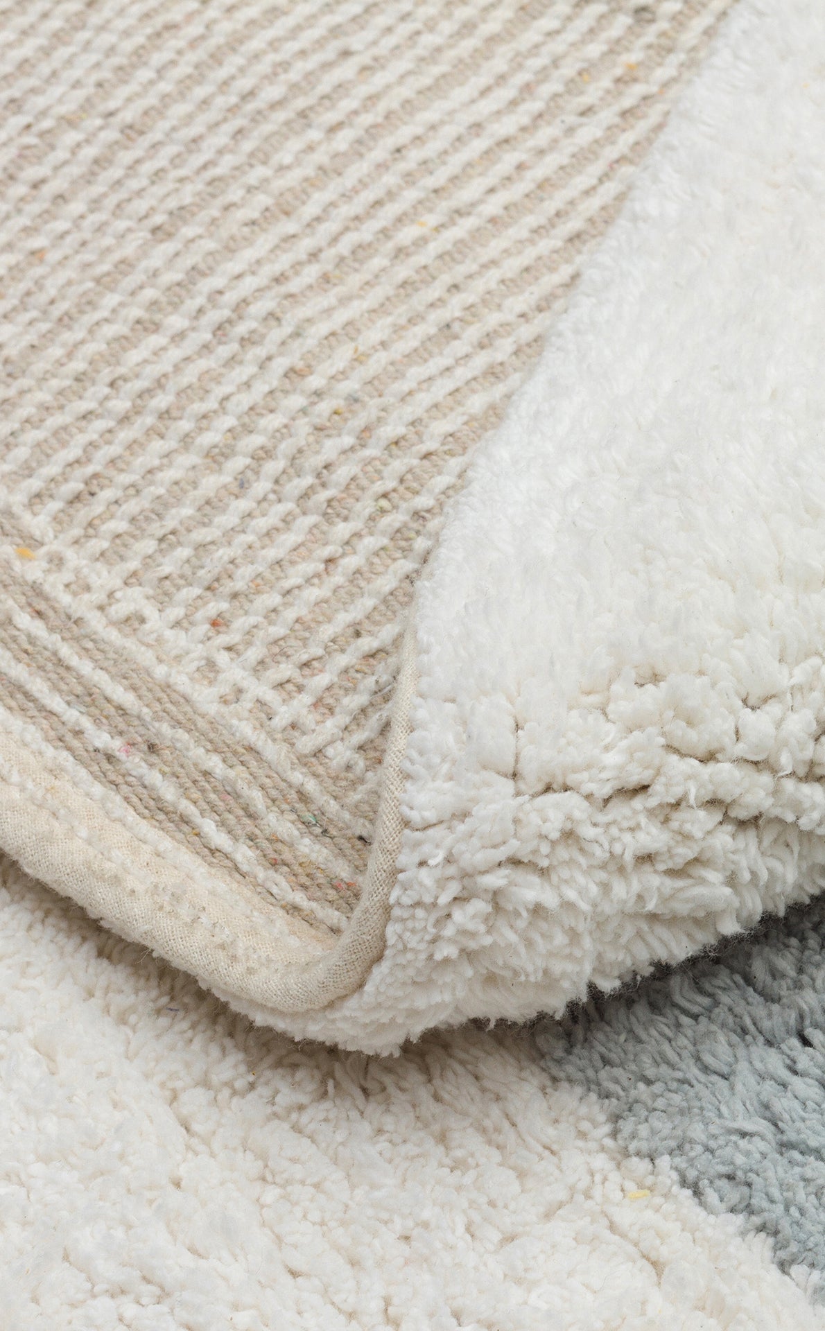 COTTON BOON XXW CBN 07 MULTY XXW bebek halısı, kaymaz tabanı ile güvenli bir oyun alanı yaratırken, yıkanabilir özelliği ile temizlik kolaylığı sağlıyor.