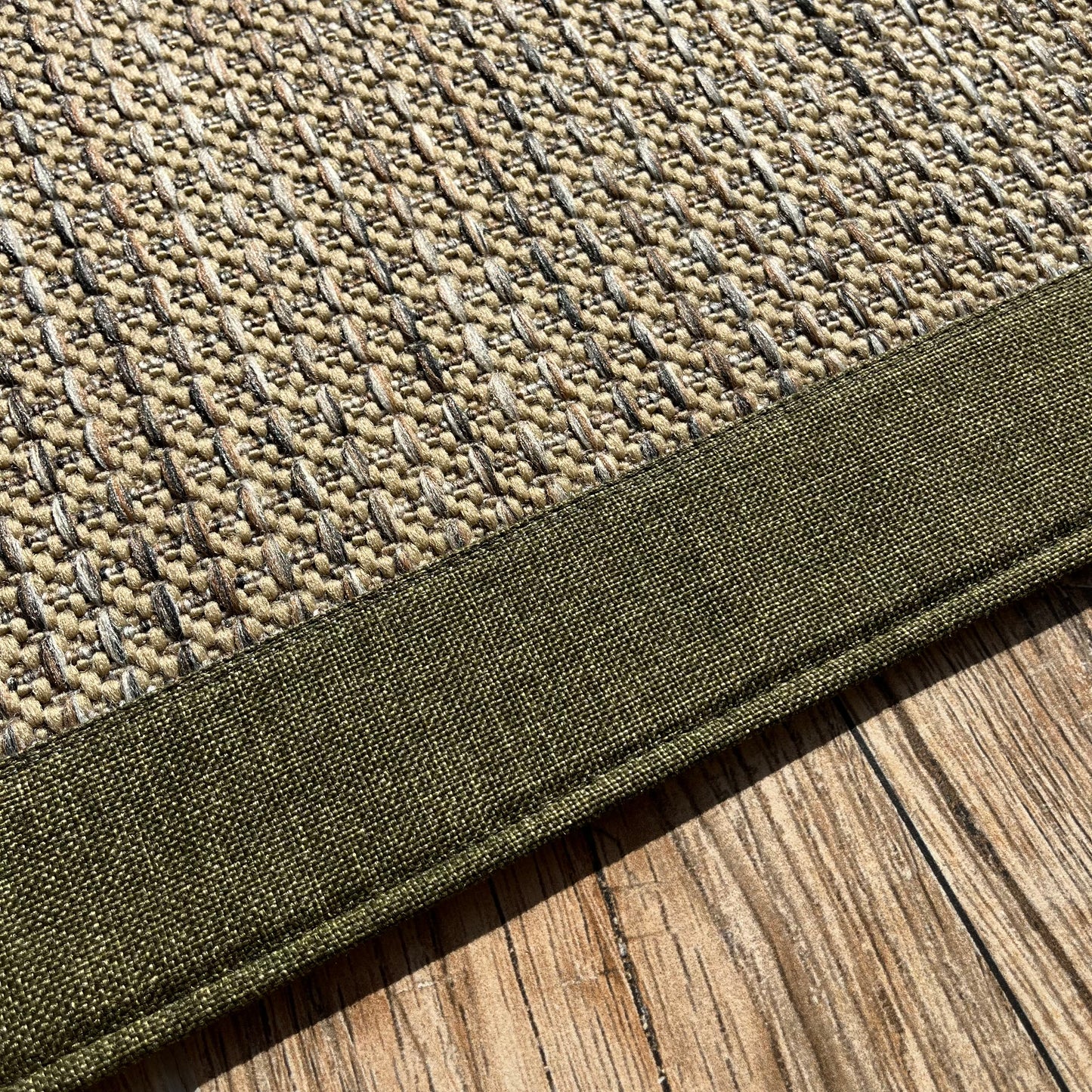 HALI VAGONU'dan Haki Yeşil Kumaş Bordürlü Kırçıllı Bej Sisal Halı. Dekoratif tasarımıyla evinize modern bir hava katacak olan bu yüksek kaliteli sisal halı, el yapımı ve özel ölçü seçenekleri sunarak ihtiyaçlarınıza uygundur.
