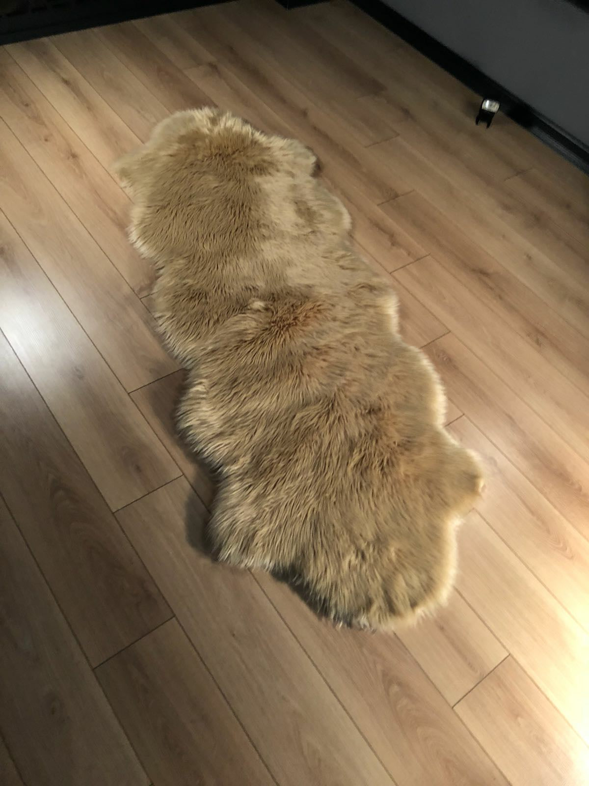Halı Vagonu Camel Renkli Uzun Tüylü Exclusive Post, detaylı görüntü, yumuşak tüy yapısı ve kaymaz taban.