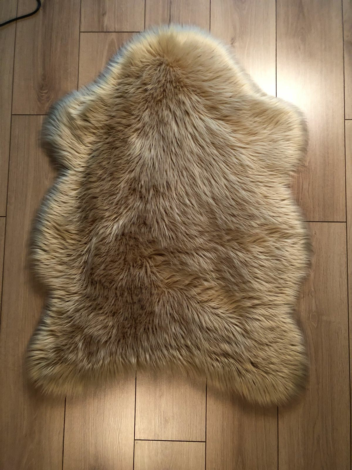 Halı Vagonu Camel Renkli Uzun Tüylü Exclusive Post, geniş açılı görünüm, ev dekorasyonuna uyum sağlayan şık dizayn.