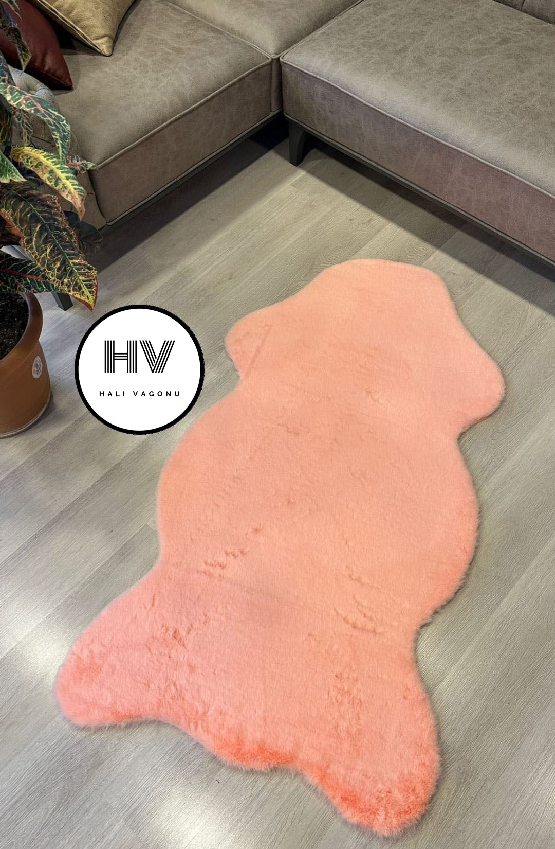 Halı Vagonu Şeker Pembe Tavşan Post Halı, yumuşak dokusu ve kaymaz tabanıyla dikkat çekiyor. Gri Tavşan Post Halı özellikleriyle evinize sıcaklık katacak.