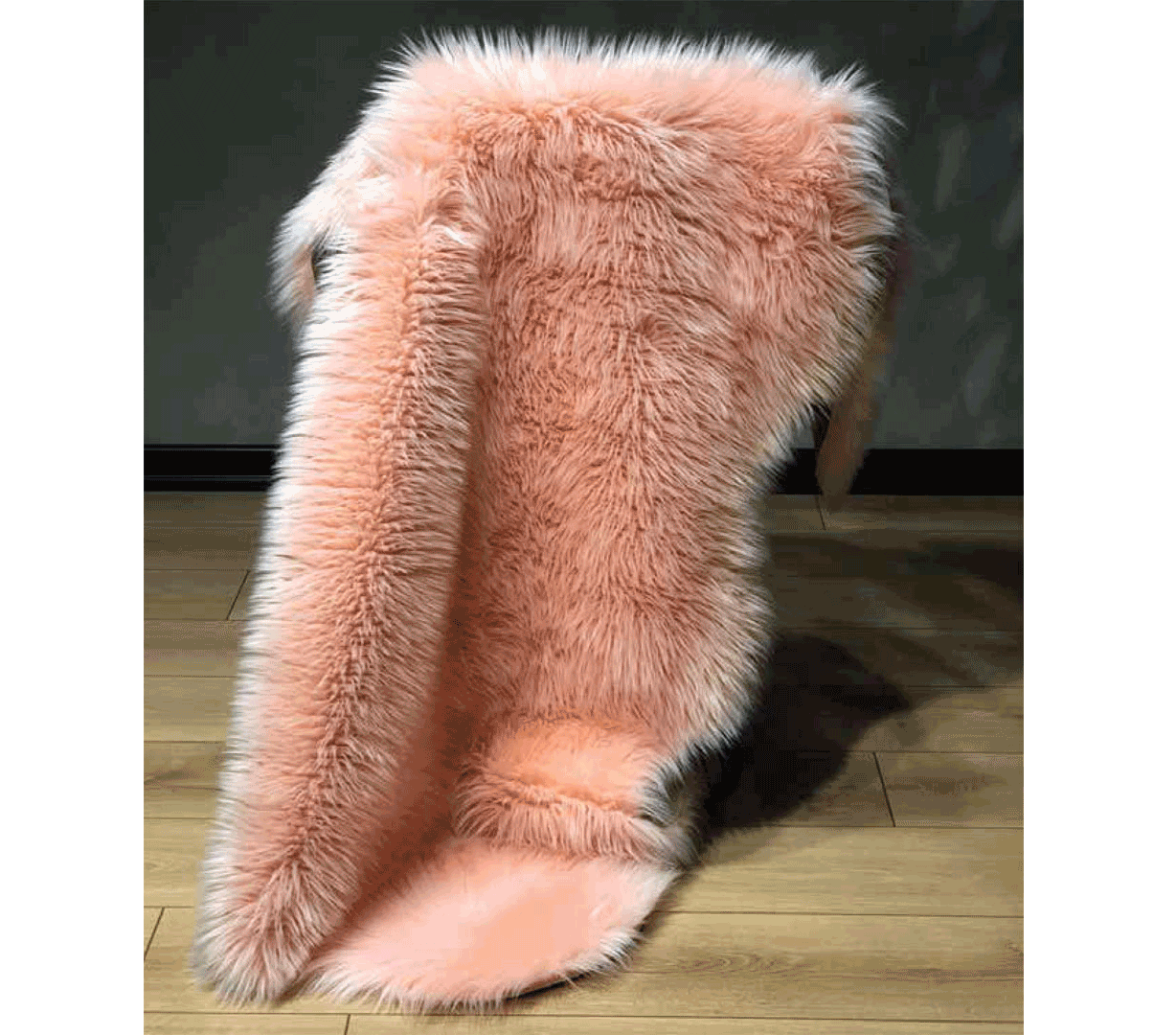 Halı Vagonu Somon Renkli Uzun Tüylü Exclusive Post, %80 akrilik %20 polyester malzemeden yapılmış, 7cm tüy uzunluğu ile kaymaz tabana sahip ve makinede yıkanabilir.
