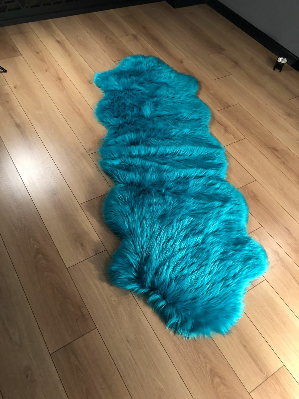 Halı Vagonu Turkuaz Renkli Uzun Tüylü Exclusive Post'un detaylı görüntüsü, %80 akrilik %20 polyester malzeme.
