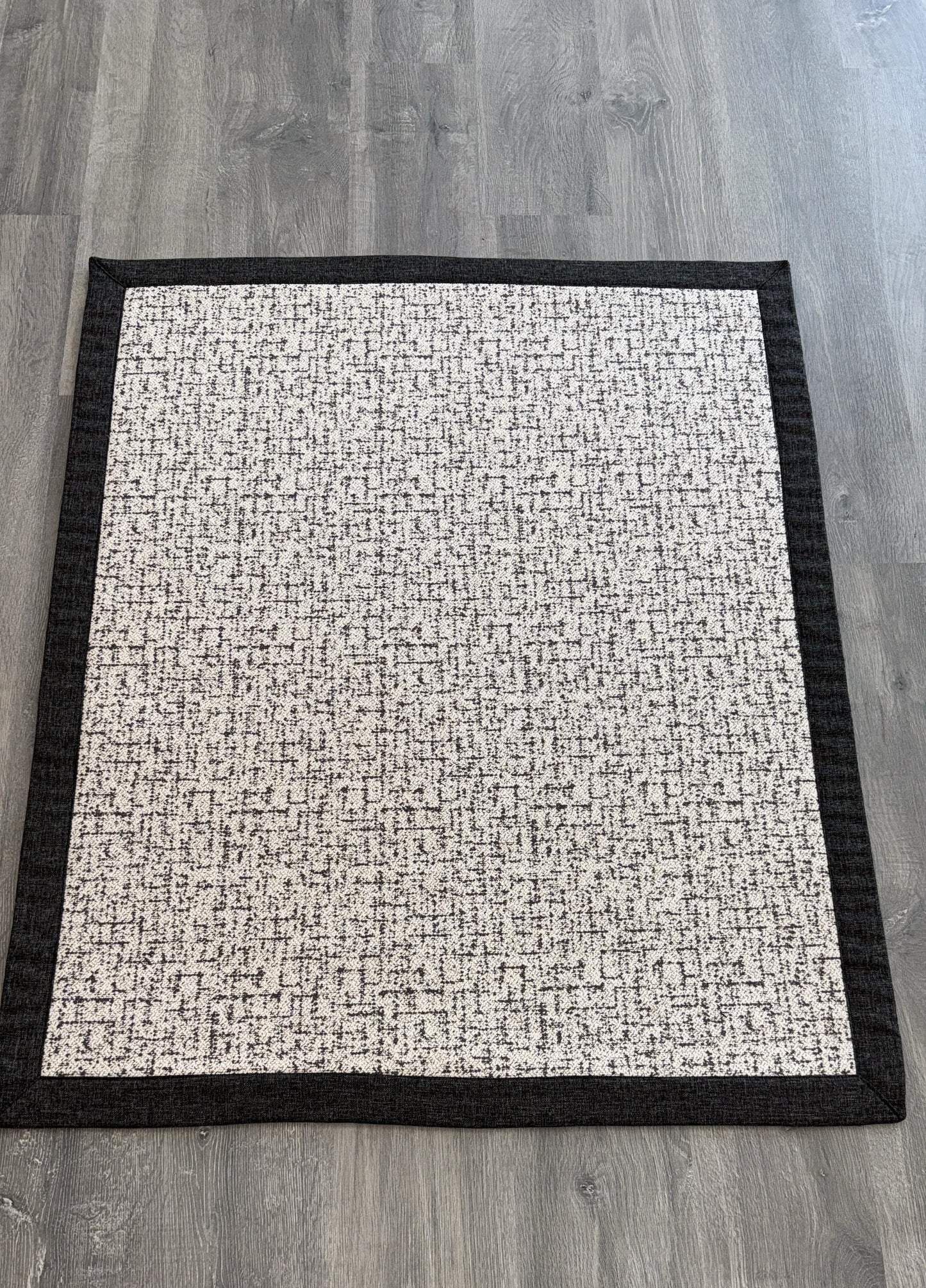 100 x 120 Defolu Kumaş Bordürlü Leke Tutmaz Kaymaz Taban Özel Tasarım Halı