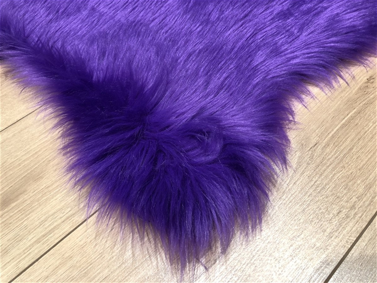 Halı Vagonu Mor Renkli Uzun Tüylü Exclusive Post, %80 akrilik içeriği ve 7 cm tüy uzunluğu ile lüks bir görünüm sağlıyor.