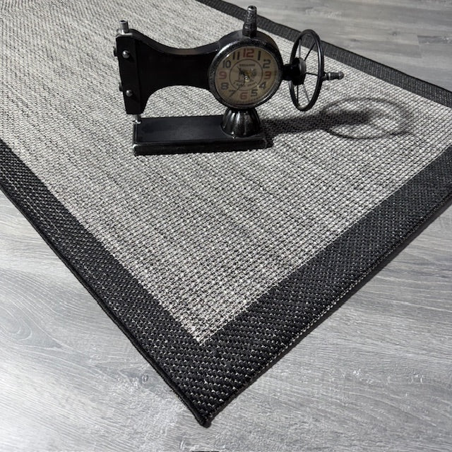 Yan görüntüden jüt sisal halı, köşesindeki vintage dikiş makinesi.