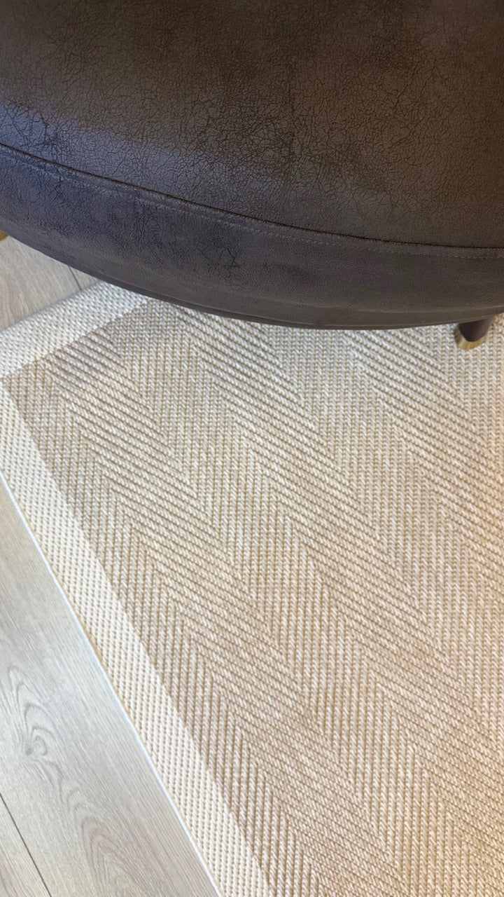Oturma alanındaki sisal halının üstten görüntüsü, modern dekorasyonla olan uyumunu gösteriyor.