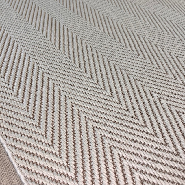 Sisal halının detaylı görünümü, dokusu ve zigzag desenleri vurgulanıyor.