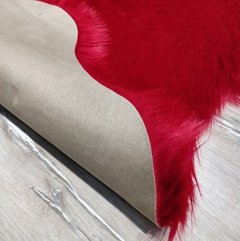 Halı Vagonu Kırmızı Renkli Uzun Tüylü Exclusive Post un detayları, %80 akrilik ve %20 polyester yapısı ile kaliteli