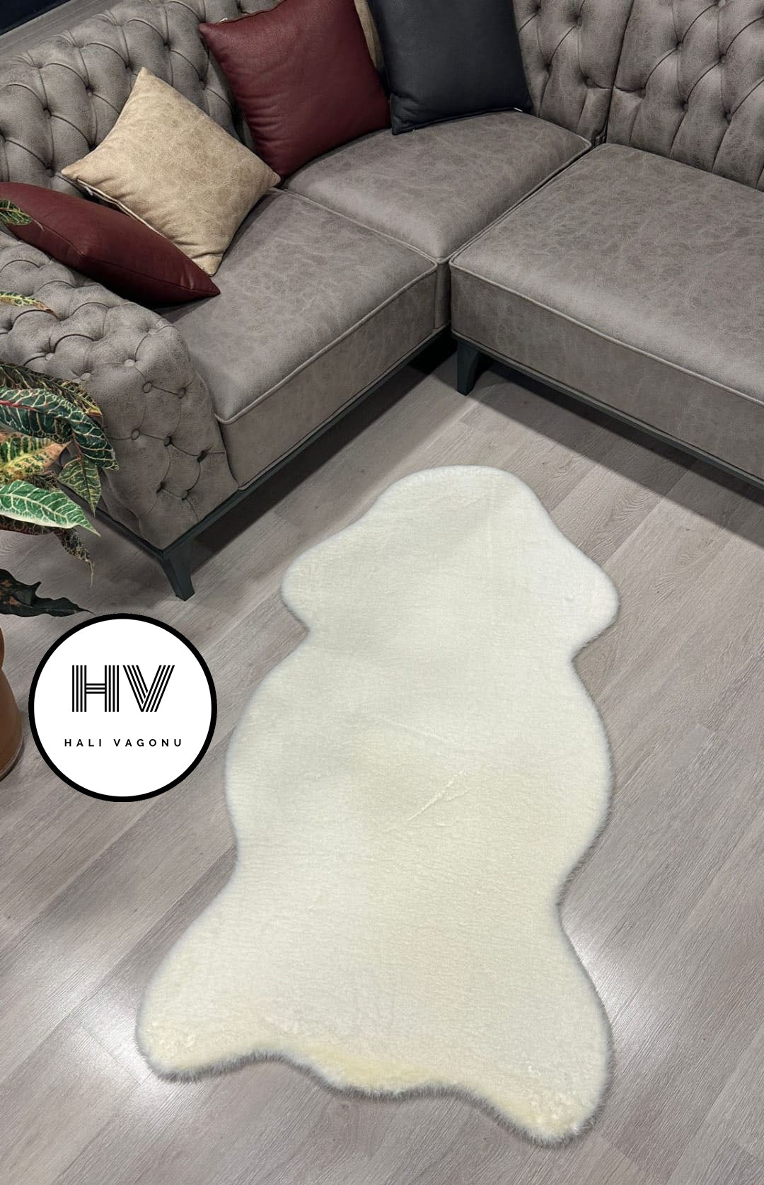 Halı Vagonu Krem Tavşan Post Halı, yumuşak dokusu ve kaymaz tabanı ile ev dekorasyonunu tamamlarken, tüy dökmez özelliği sayesinde uzun ömürlü kullanım sunar.