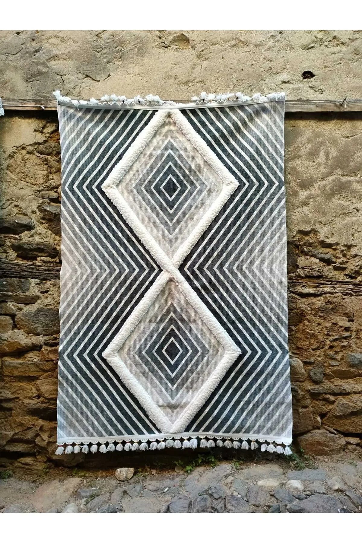 Tuft koleksiyonu altında yer alan Kabartmalı Tuft Pamuk Kilim, dekoratif tasarımıyla evinize şıklık katacak.