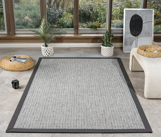 HALI VAGONU tarafından üretilen kumaş bordürlü gri sisal halı, modern ve şık bir görünüme sahip. Bu bej sisal halı, el yapımı özellikleri, evcil hayvan dostu tasarımı ve kolay temizlenebilmesi ile dikkat çekiyor. Ofis veya salon gibi her alanda kullanılabilen dayanıklı sisal halı, özel ölçü seçenekleri ile evinizin dekorunu tamamlar.