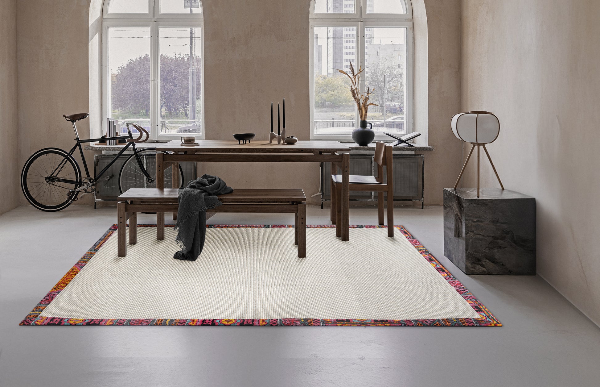 Modern bir yemek alanında, el yapımı sisal halının geniş görünümü. Halı, doğal ve şık bir atmosfer yaratıyor.