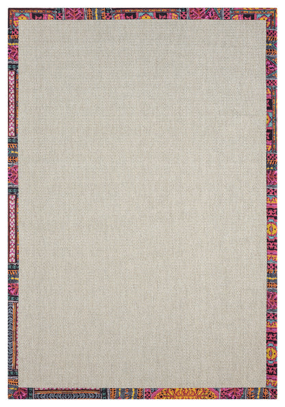 Düz bir yüzeyde serili multicolor kumaş bordürlü sisal halı, renkli kenarlarıyla dikkatimi çekiyor.