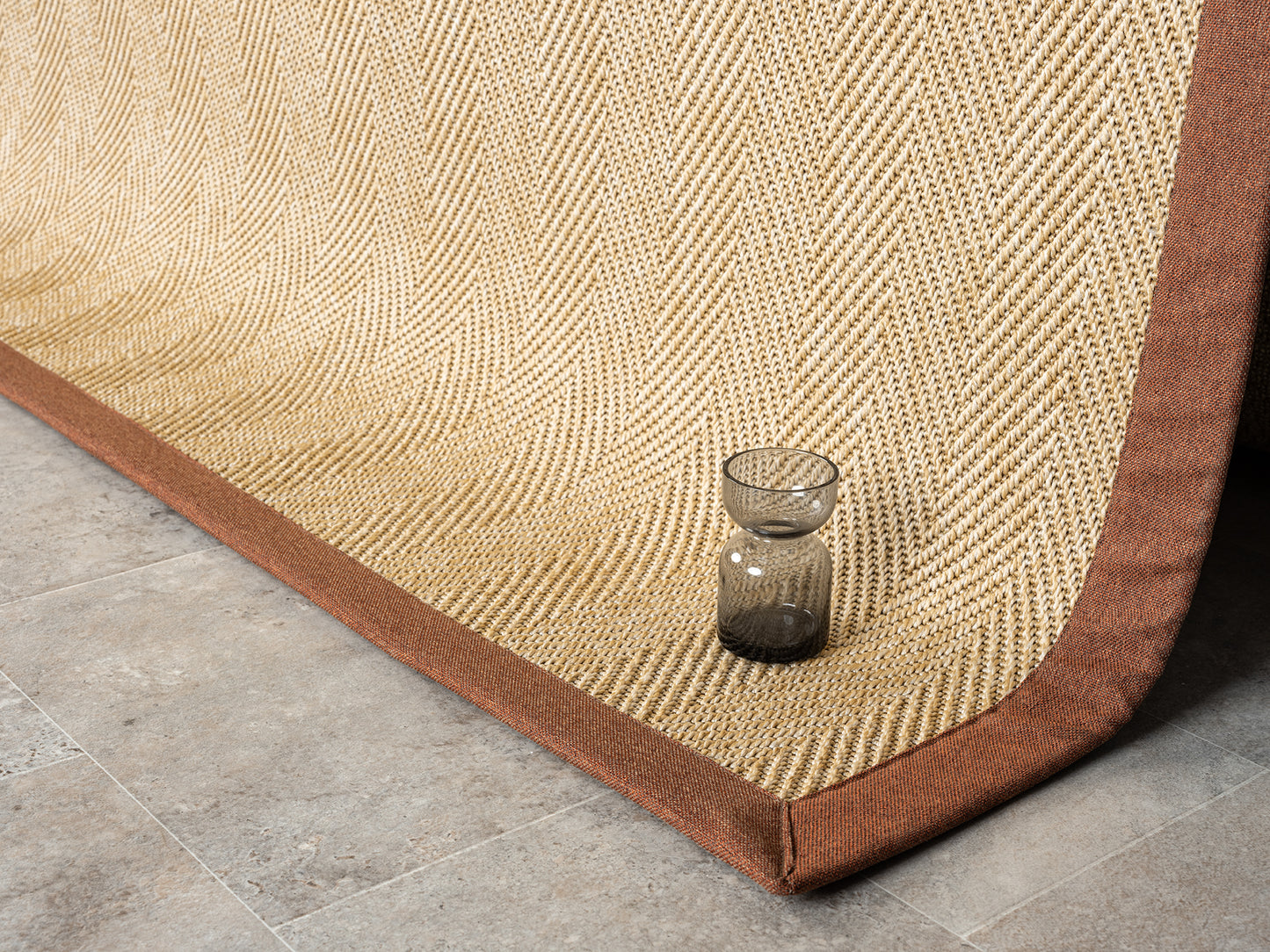 Yüksek kaliteli Terra Kumaş Bordürlü Balık Sırtı Sisal Halı, HALI VAGONU kalitesi ile evinize modern bir dokunuş katıyor. Krem rengi ve kumaş bordürü ile şık bir dekorasyon arayanlar için ideal. Bu el yapımı sisal halı, evcil hayvan dostu ve dayanıklı yapısıyla uzun ömürlü bir kullanım sunuyor.