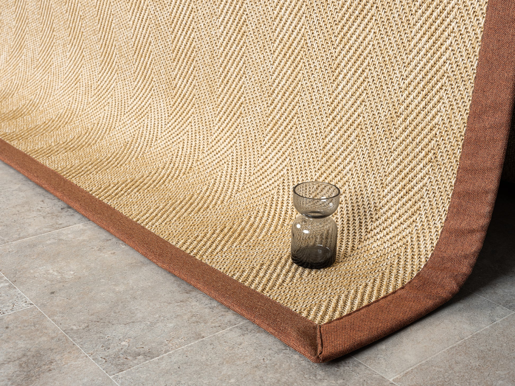 Yüksek kaliteli Terra Kumaş Bordürlü Balık Sırtı Sisal Halı, HALI VAGONU kalitesi ile evinize modern bir dokunuş katıyor. Krem rengi ve kumaş bordürü ile şık bir dekorasyon arayanlar için ideal. Bu el yapımı sisal halı, evcil hayvan dostu ve dayanıklı yapısıyla uzun ömürlü bir kullanım sunuyor.