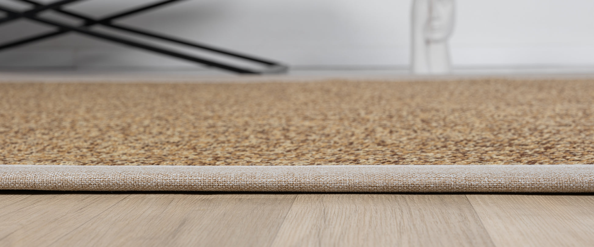 Sisal halının altı, detaylı dokusu ve kenar kısmı, modern bir zeminle uyumlu.