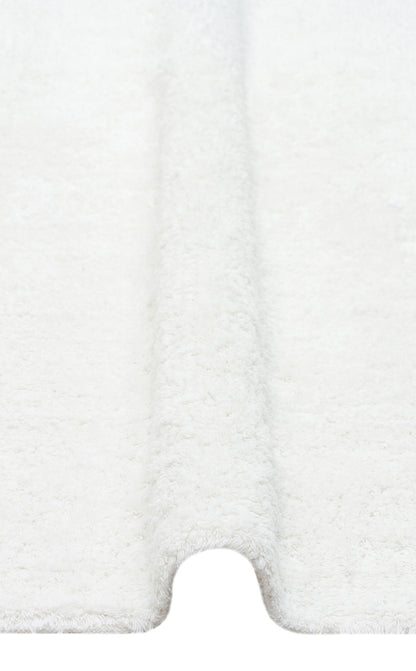 COTTON BOON CBN PLAIN WHITE yıkanabilir kaymaz tabanlı doğal pamuk bebek halısının kenar bitimi, şık saçak detayları ile zarif bir görünüm sunuyor.