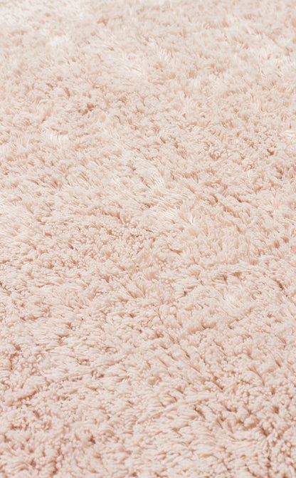COTTON BOON CBN PLAIN BEIGE Yıkanabilir Kaymaz Tabanlı bebek halısının üzerinde yatan bebek.