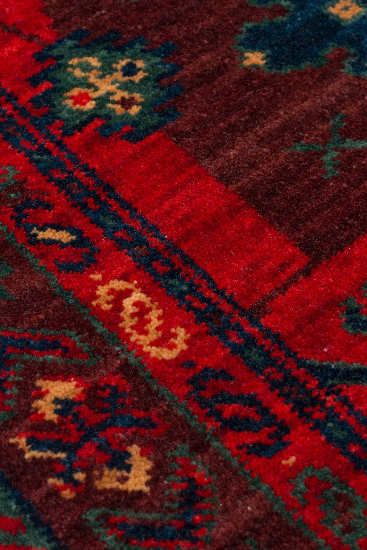 Şıklığı ve zarafeti ile Kadim Yün Kara Tezgah Halısı, modern ve klasik dekorasyon tarzlarına uyum sağlar.