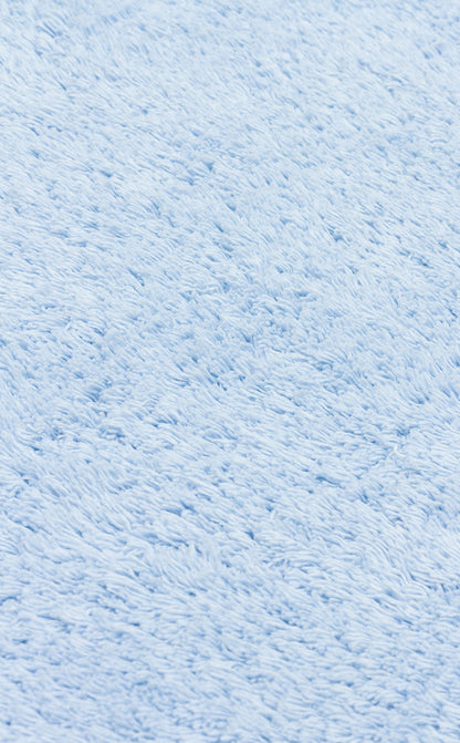 COTTON BOON CBN PLAIN BLUE Yıkanabilir Kaymaz Tabanlı Naturel Pamuk Bebek Halısı, şık saçak kenarlarıyla çocuk odalarına zarafet katıyor.
