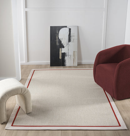 Modern bir yaşam alanında, kırmızı bordürü olan sisal halının geniş görünümü ve çağdaş dekor ile uyumu.