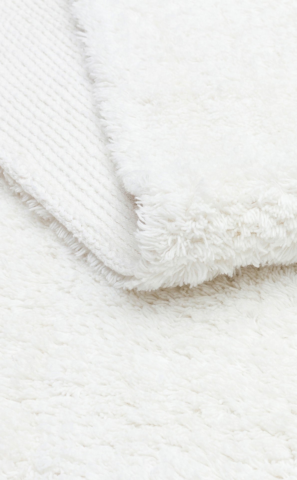 COTTON BOON CBN PLAIN WHITE yıkanabilir kaymaz tabanlı doğal pamuk bebek halısı, yüksek hav yapısıyla konforlu bir ortam sağlıyor.