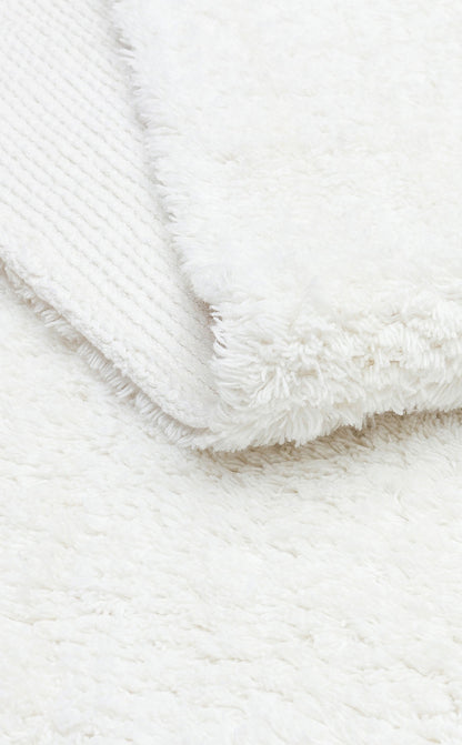 COTTON BOON CBN PLAIN WHITE yıkanabilir kaymaz tabanlı doğal pamuk bebek halısı, yüksek hav yapısıyla konforlu bir ortam sağlıyor.