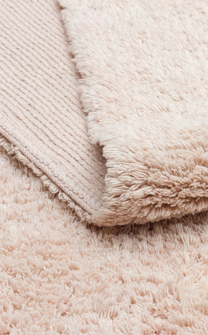 COTTON BOON CBN PLAIN BEIGE Yıkanabilir Kaymaz Tabanlı doğal pamuk bebek halısının renk ve doku ayrıntıları.