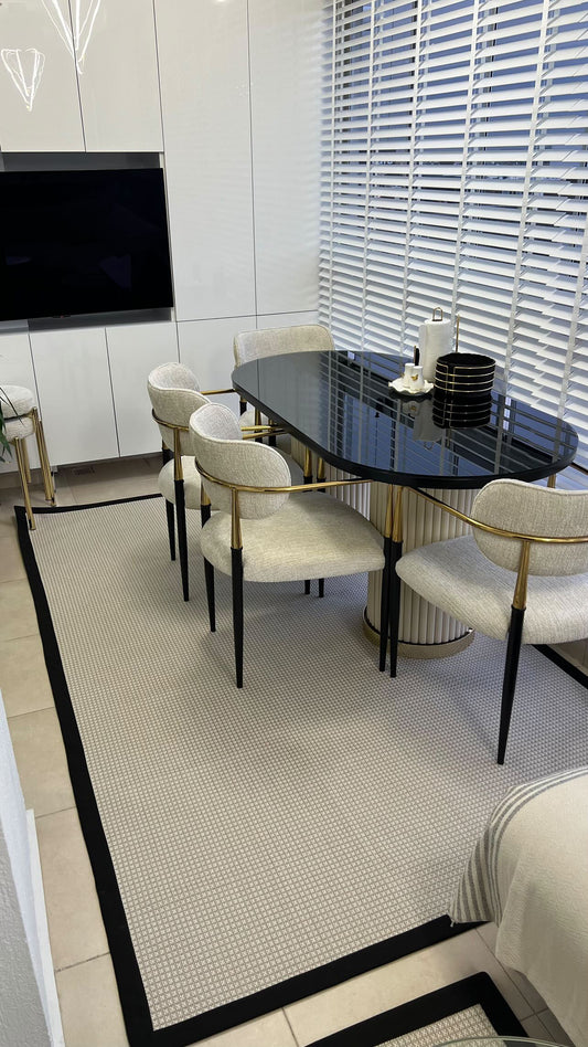 HALI VAGONU Siyah Krem Kumaş Bordürlü Sisal Halı - El yapımı, dayanıklı, modern tasarım. Modern bir mutfak tasarımının önünde sergilenmiş krem sisal halı, her alanda kullanıma uyumlu. Kolay temizlenebilir yapısı sayesinde bu yükse kaliteli halı, kullanılabilirliği ile dikkat çekiyor.