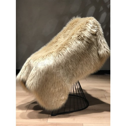 Halı Vagonu Bej Renkli Uzun Tüylü Exclusive Post - Yüksek kaliteli, 80% akrilik, 20% polyester malzemeden yapılmış, 7 cm uzunluğunda tüylü halı.