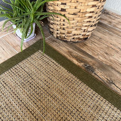 HALI VAGONU ile Haki Yeşil Kumaş Bordürlü Kırçıllı Bej Sisal Halı. Modern görünümü ve dayanıklı yapısıyla evde ve ofiste kullanabileceğiniz şık bir halı. El yapımı olmasıyla dikkat çeken bu kolay temizlenebilir sisal halı, evcil hayvan dostudur.