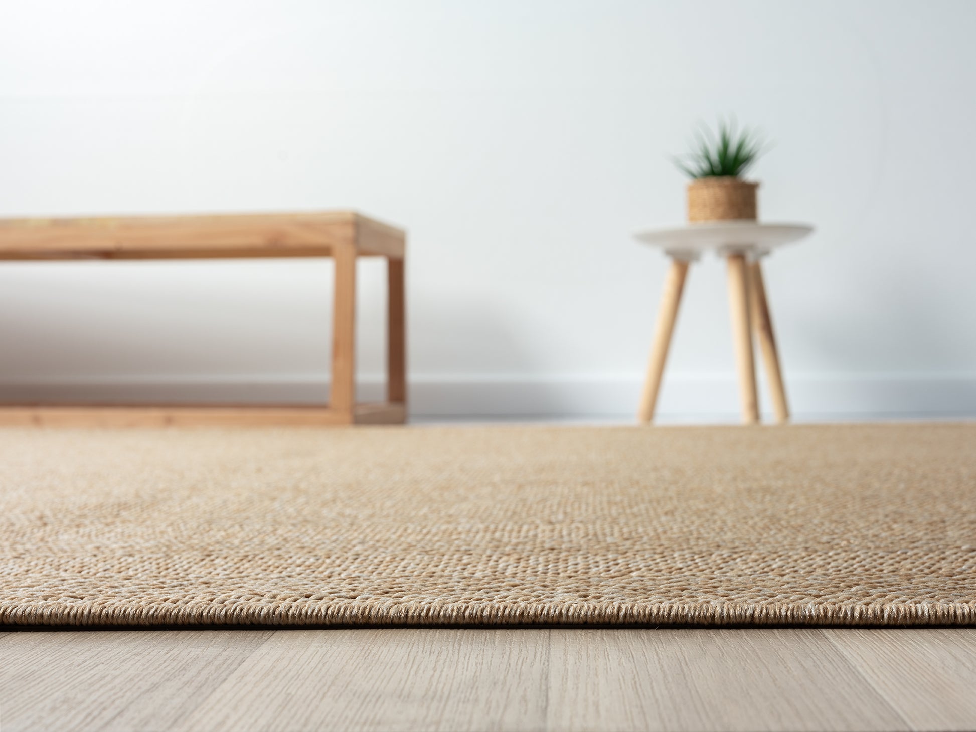 Halı Vagonu Himalaya 665 Bej Sisal Halı'nın flatweave dokuma yapısı, hav yüksekliği olmadan modern bir görünüm sağlıyor.