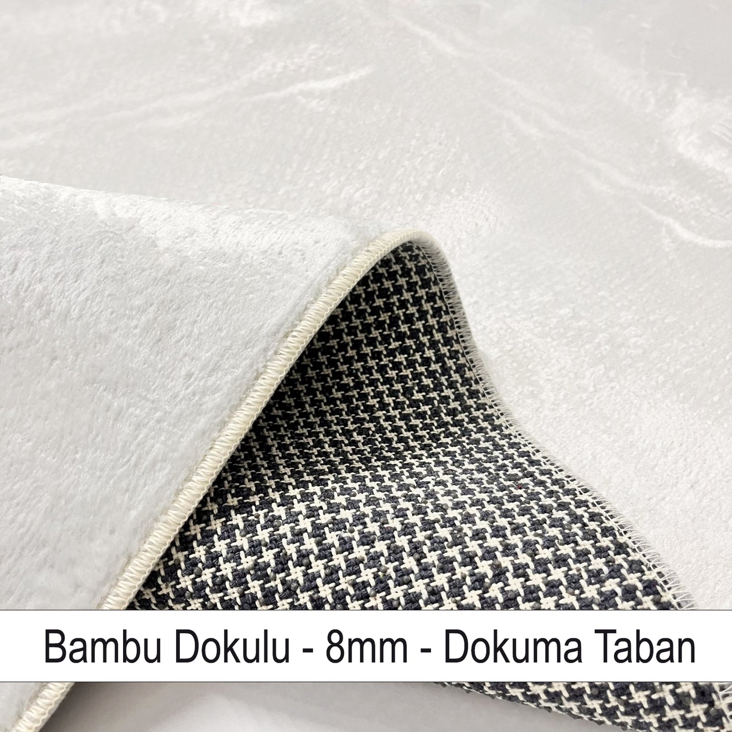 Bambu dokulu halının kenar görüntüsü, dokuma taban detaylarıyla birlikte sergileniyor.