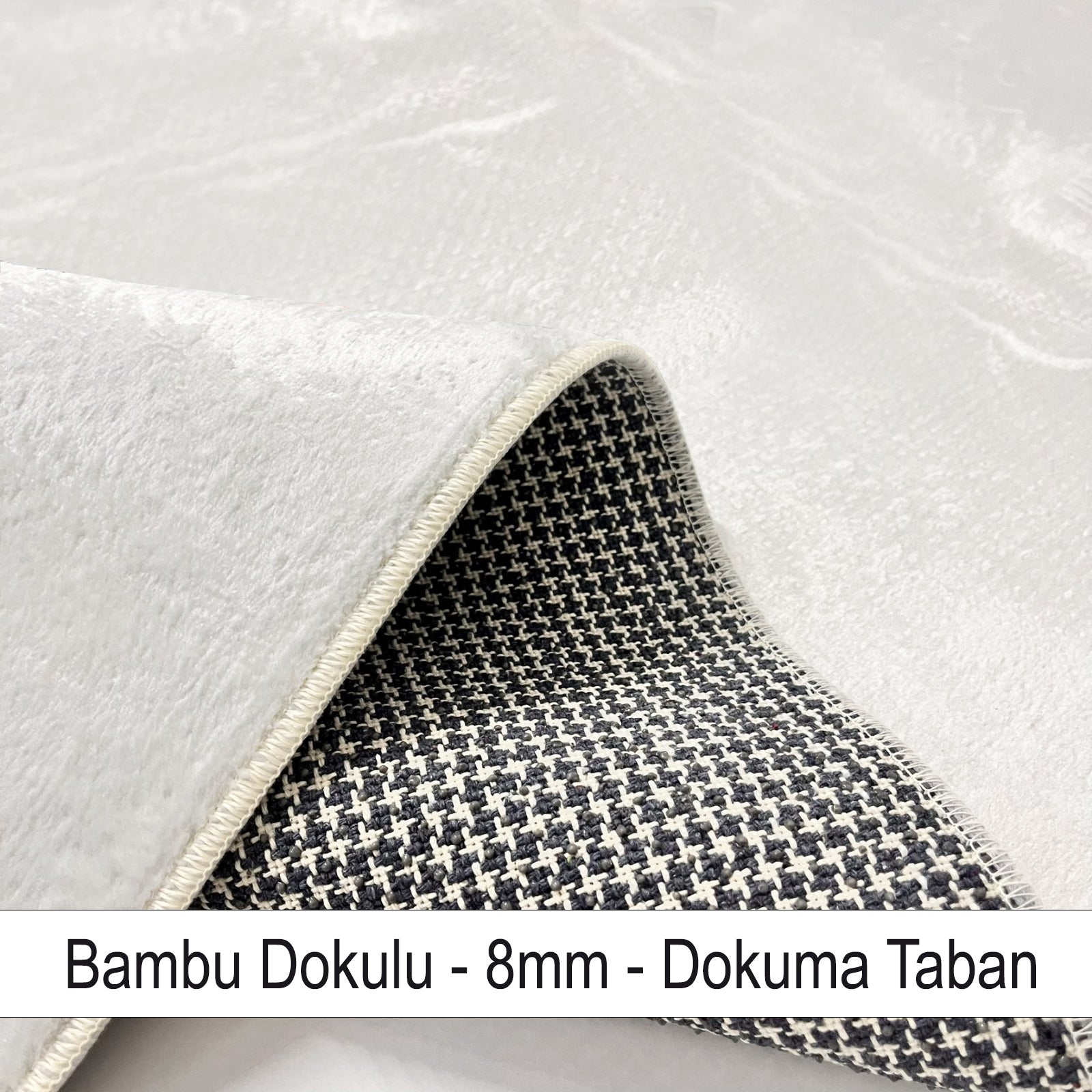 Bambu dokulu halının kenar görüntüsü, dokuma taban detaylarıyla birlikte sergileniyor.