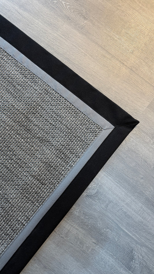 Siyah Gri Çift Kumaş Çerçeveli Gri Sisal Halı - El Yapımı, Dayanıklı, Modern Tasarım - Kumaş Bordürlü Sisal Halı.