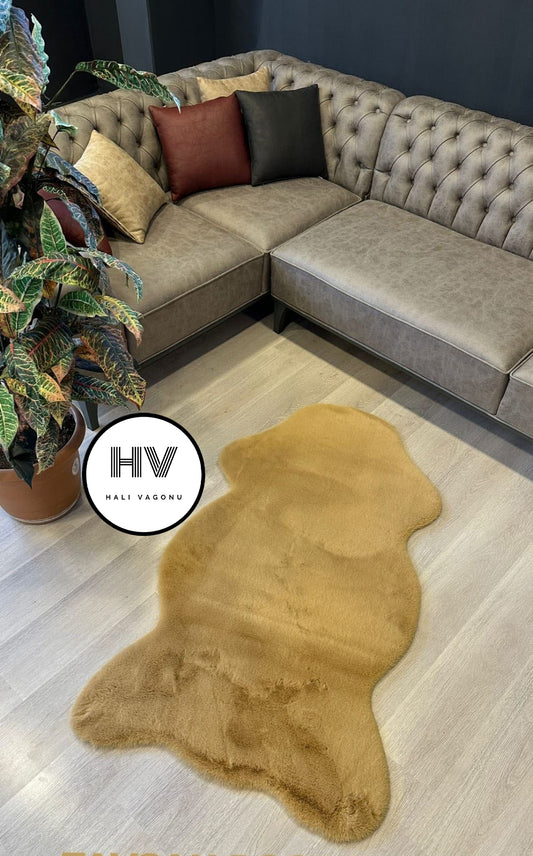 Halı Vagonu Camel Tavşan Post Halı, yumuşak dokusu ve kaymaz tabanı ile ev dekorasyonu için ideal bir seçim. Bu ürün, tüy dökmez ve kolay yıkanabilir yapısıyla dikkat çekiyor.
