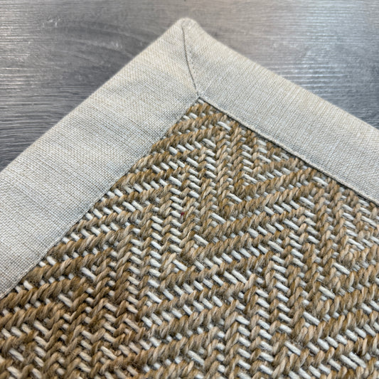 Krem Kumaş Bordürlü Beyaz Detaylı Bej Balık Sırtı Sisal Halı - El Yapımı, Dayanıklı, Modern Tasarım - ZHR 02 Natural White - Krem Bordür