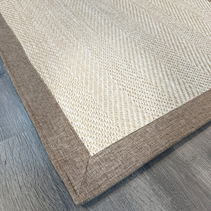 Kahve Kumaş Bordürlü Bej Sisal Halı, el yapımı ve evcil hayvan dostu tasarımı ile modern bir oturma odası dekoru. HVESB7352.