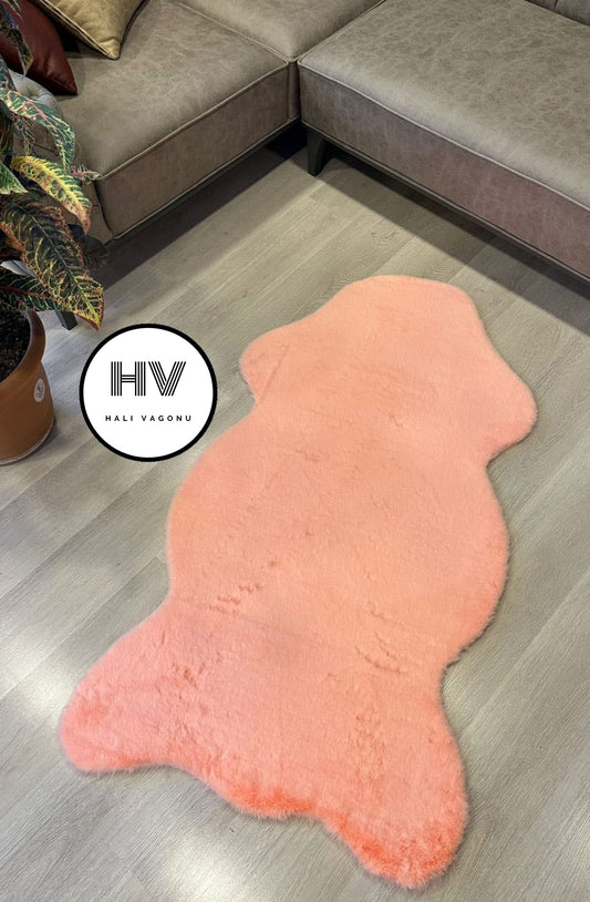 Halı Vagonu Şeker Pembe Tavşan Post Halı, yumuşak dokusu ve kaymaz tabanıyla dikkat çekiyor. Gri Tavşan Post Halı özellikleriyle evinize sıcaklık katacak.