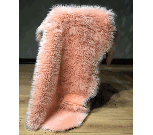 Halı Vagonu Somon Renkli Uzun Tüylü Exclusive Post, %80 akrilik %20 polyester malzemeden yapılmış, 7cm tüy uzunluğu ile kaymaz tabana sahip ve makinede yıkanabilir.